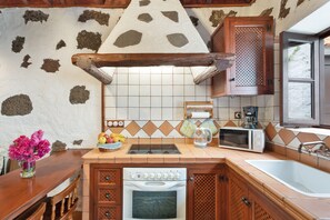 Een koelkast, een magnetron, een oven, een kookplaat