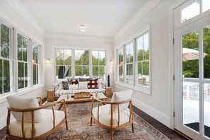 Smart TV, chimenea y oficina 