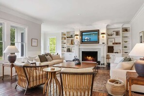 Smart TV, chimenea y oficina 