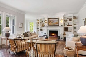 Smart TV, chimenea y oficina 