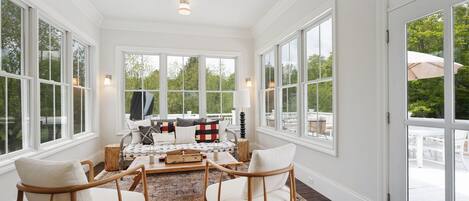 Smart TV, chimenea, oficina