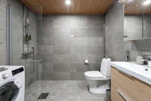 Appartement Affaires, vue ville | Salle de bain | Douche, sèche-cheveux, chauffage par le sol (salle de bains)