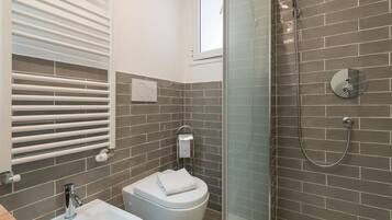 Doccia, asciugacapelli, bidet, asciugamani