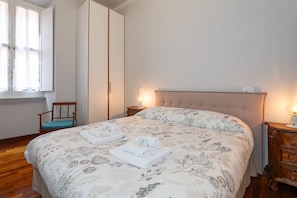 3 slaapkamers, een bureau, een strijkplank/strijkijzer, wifi