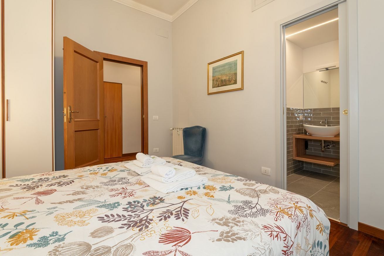 2 bedrooms, desk, iron/ironing board, WiFi