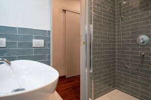 Dusche, Haartrockner, Bidet, Handtücher