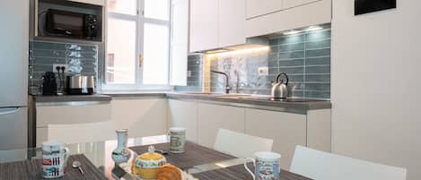 雪櫃、微波爐、爐具、洗碗機