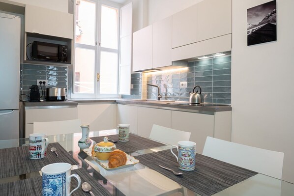 Fridge, microwave, stovetop, dishwasher