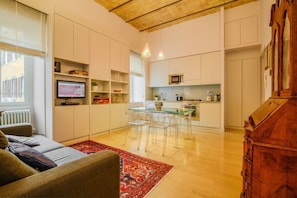 Eine moderne Wohnung mit Wohnbereich, Küche und Essbereich.