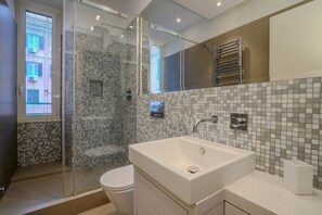 Shower, hair dryer, bidet, towels - Gracchi Apartment Prati (Roma)