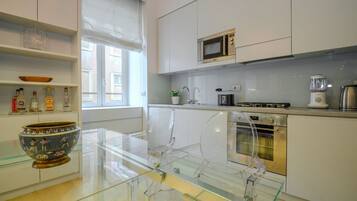 KĂŒhlschrank, Mikrowelle, Ofen, Herdplatte