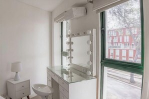 Regadera, secadora de cabello, toallas 