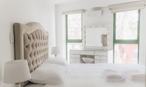 2 soverom, skrivebord, strykejern/-brett og wi-fi