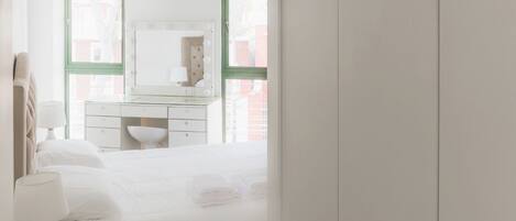 2 slaapkamers, een bureau, een strijkplank/strijkijzer, wifi