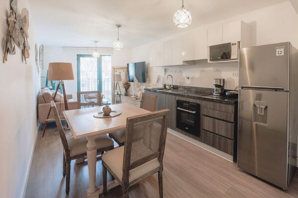 Refrigerador, microondas, horno y parrilla de estufa 