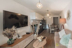 TV, offices - Elegance in Barranco - Cozy 2BR (Barranco)