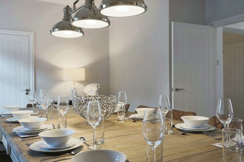 Group-Friendly Luxury Home in Solihull - Sleeps 14, near NEC & BHX