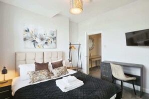 7 bedrooms, desk, iron/ironing board, WiFi