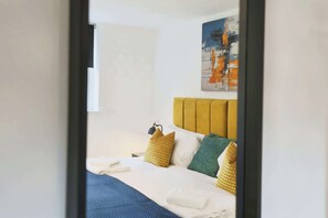 7 bedrooms, desk, iron/ironing board, WiFi - Large Luxury Home in Solihull - Sleeps 14, near NEC & BHX (Solihull)