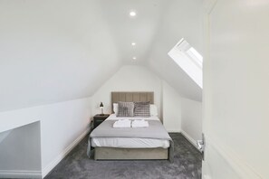 7 Schlafzimmer, Schreibtisch, Bügeleisen/Bügelbrett, WLAN