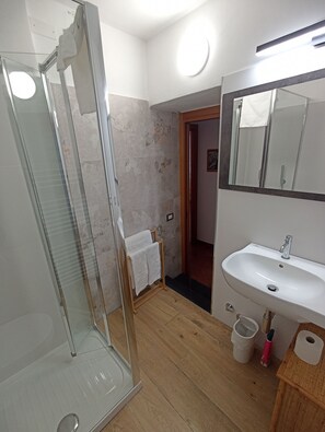 Dusj, hårføner, bidé og håndklær