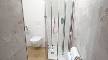 Dusche, Haartrockner, Bidet, Handtücher