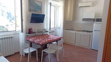 Kühlschrank, Mikrowelle, Herdplatte, Wasserkocher mit Kaffee-/Teezubehör