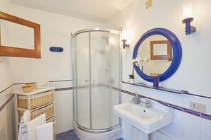 Shower, hair dryer, bidet, towels - Villa Majus - with swimming pool and direct access to the sea in marine protected area  (BAGHERIA)