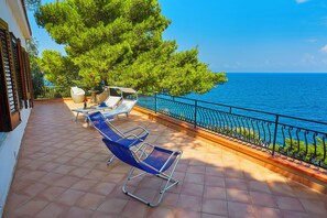 Terrace/patio - Villa Majus - with swimming pool and direct access to the sea in marine protected area  (BAGHERIA)