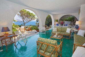 Outdoor dining - Villa Majus - with swimming pool and direct access to the sea in marine protected area  (BAGHERIA)