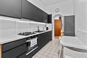 Ugn, spishäll och diskmaskin
