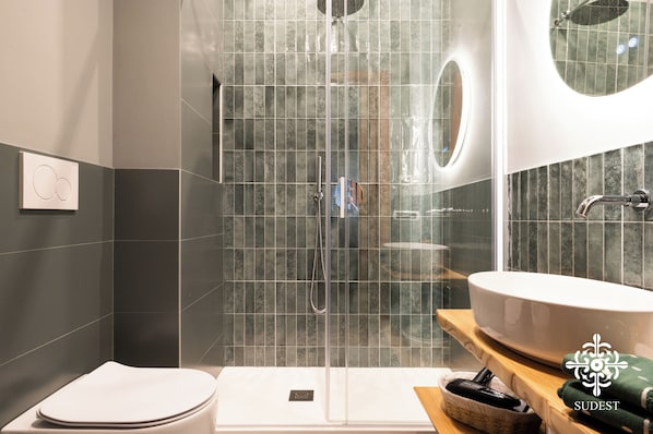 City-Apartment | Badezimmer | Dusche, Regendusche, kostenlose Toilettenartikel, Haartrockner