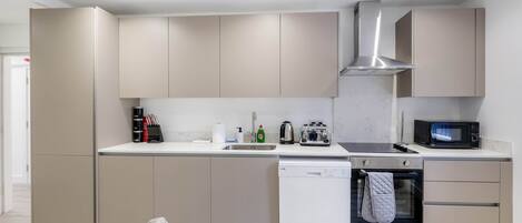 Køleskab, mikrobølgeovn, ovn, kogeplade