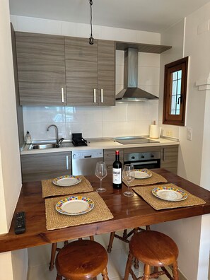 Kühlschrank, Mikrowelle, Ofen, Herdplatte