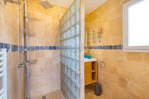 Een haardroger, handdoeken