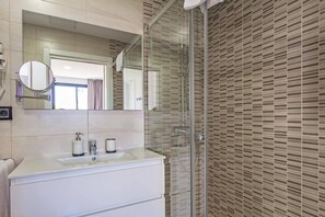 Hårtork och handdukar