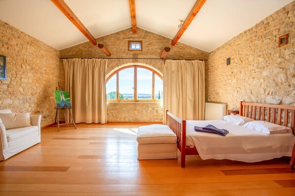 5 bedrooms, iron/ironing board, free WiFi, bed sheets - Villa Le Vieux Mas by Villa Plus (Aubussargues)