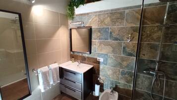 Shower, hair dryer, bidet, towels