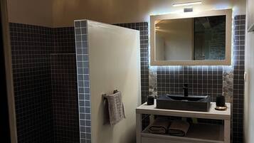 Een haardroger, handdoeken, toiletpapier