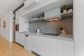 冷蔵庫、電子レンジ、オーブン、コンロ