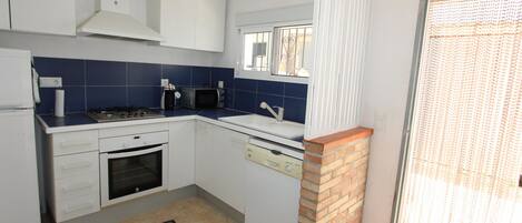 Refrigerador, microondas, horno, placa de cocina
