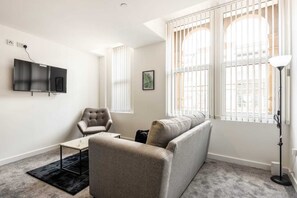 TV, offices - Characterful 1 Bed Apartment in Central Sheffield (Sheffield)