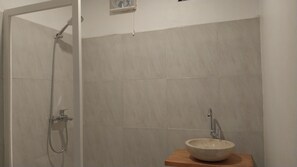 Shower, hair dryer, towels, soap - maison manendra (Poncokusumo)