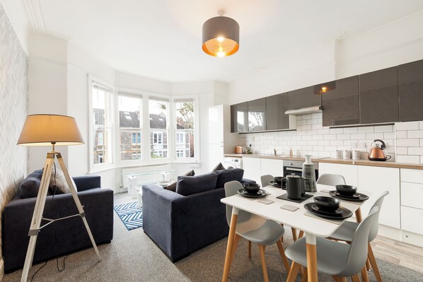 House | Living area | TV - Stunning 5-bed Maisonette in Bristol (Bristol)