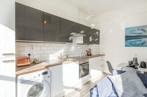House | Private kitchen | Fridge, microwave, oven, stovetop - Stunning 5-bed Maisonette in Bristol (Bristol)