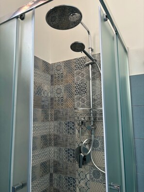 Sèche-cheveux, bidet, serviettes fournies, savon