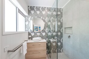 Dusche, Haartrockner, Handtücher, Seife