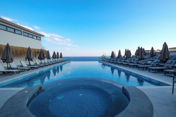 Alberca al aire libre y camas balinesas (con cargo)