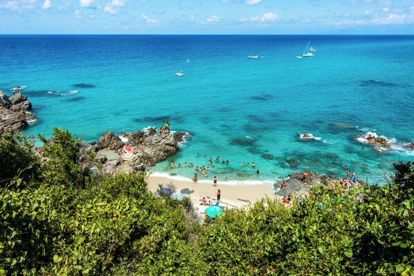 Chaises longues, serviettes de plage
