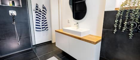 Douche, sĂšche-cheveux, serviettes fournies, papier toilette